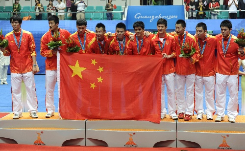 绿衫军登上胜利颁奖台,赢得世界瞩目 绿衫军登上胜利颁奖台,赢得世界瞩目