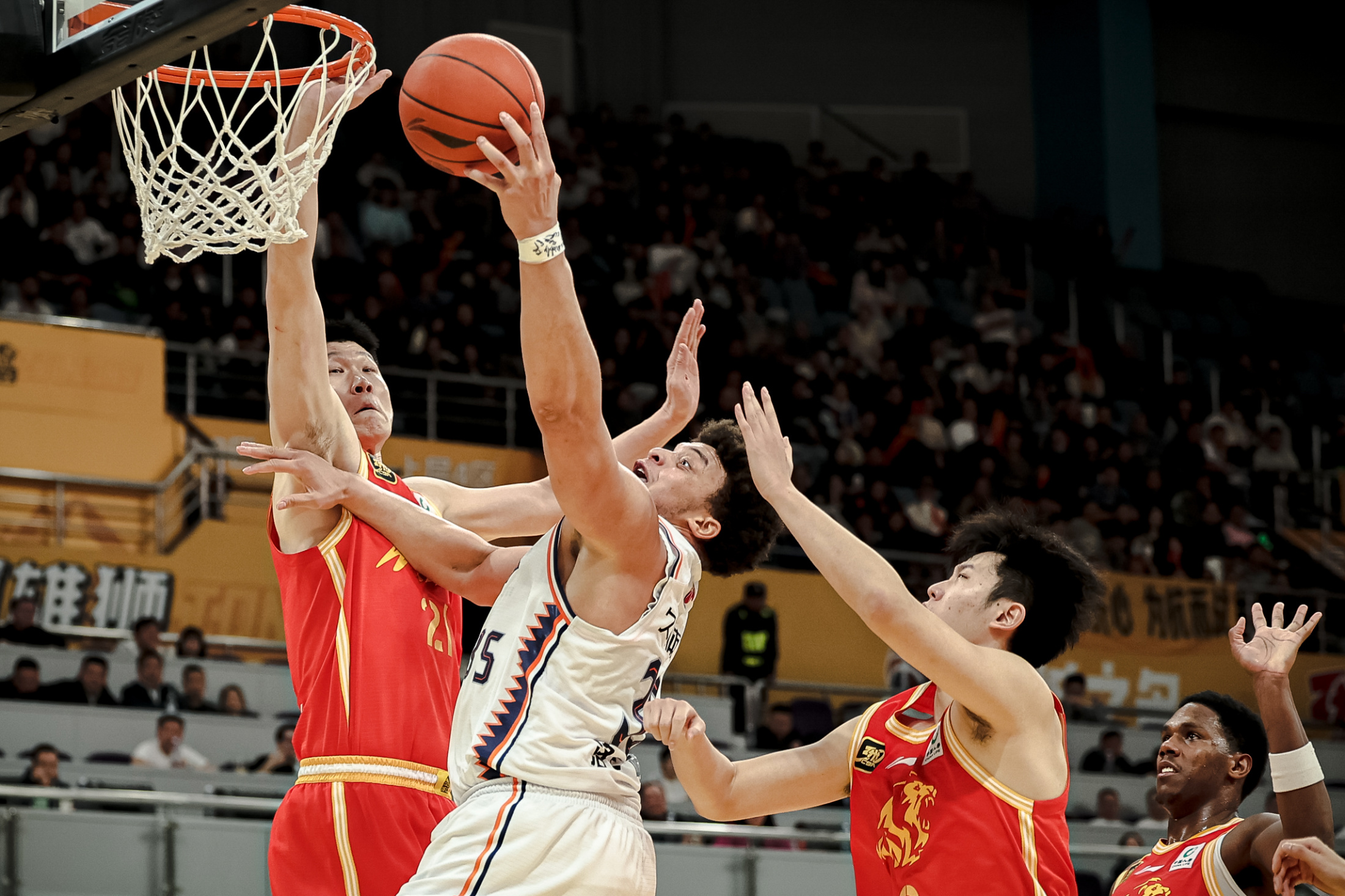 天津队在球场上力挫对手取得胜利的简单介绍 天津队在球场上力挫对手取得胜利的简单介绍