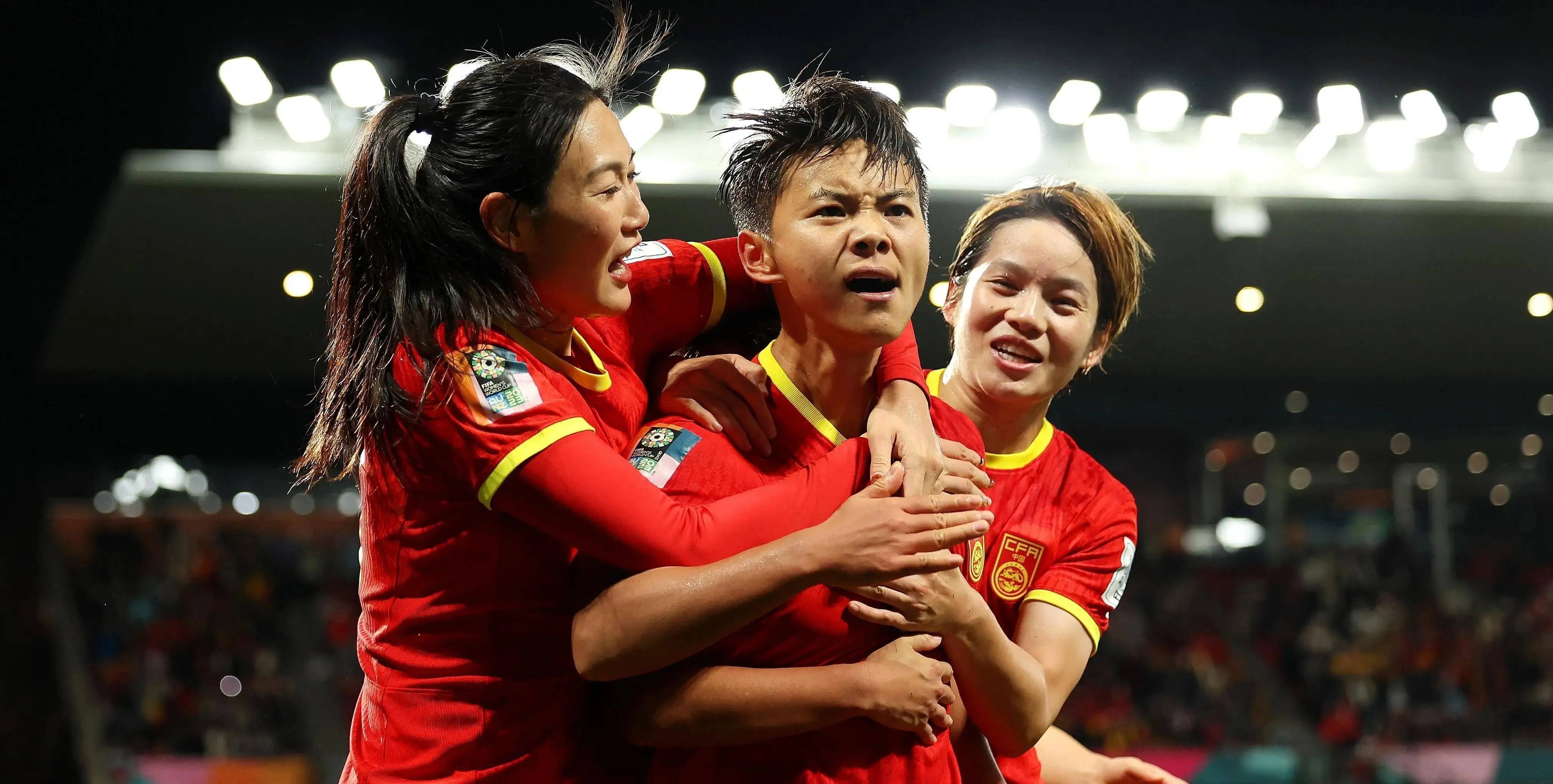 奋力拼搏:女足球员决心不妥协 奋力拼搏:女足球员决心不妥协