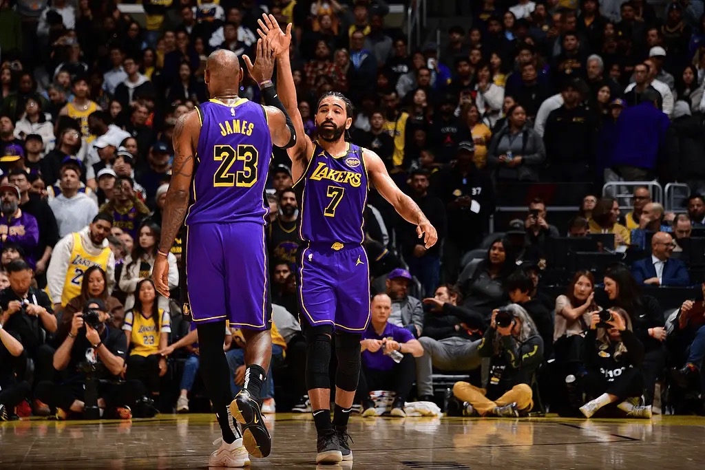 湖人队球员状态起伏,球队连战连败 湖人队球员状态起伏,球队连战连败