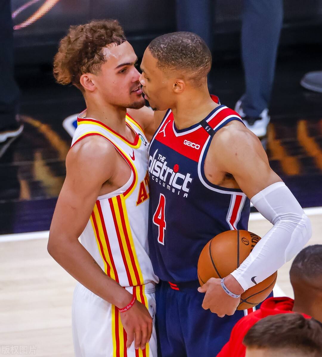 老鹰控卫砍下三双,领队拿下连胜 老鹰控卫砍下三双,领队拿下连胜