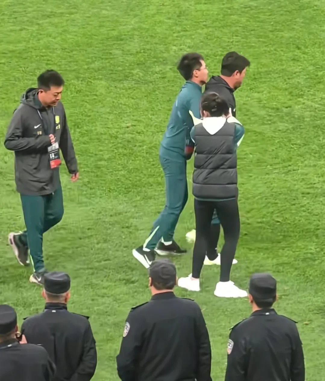 紧张比赛即将开始,双方实力均衡 紧张比赛即将开始,双方实力均衡