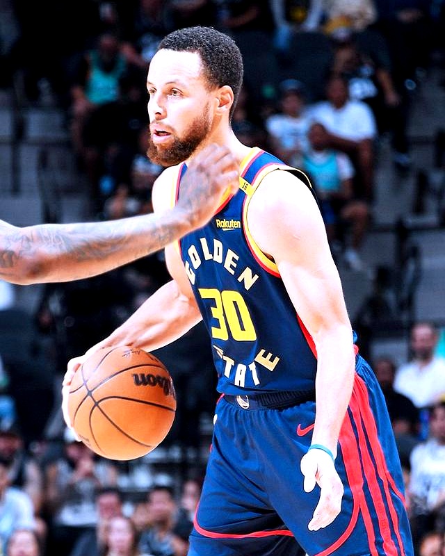 勇士队在比赛中展现出无可阻挡的势头 勇士队在比赛中展现出无可阻挡的势头