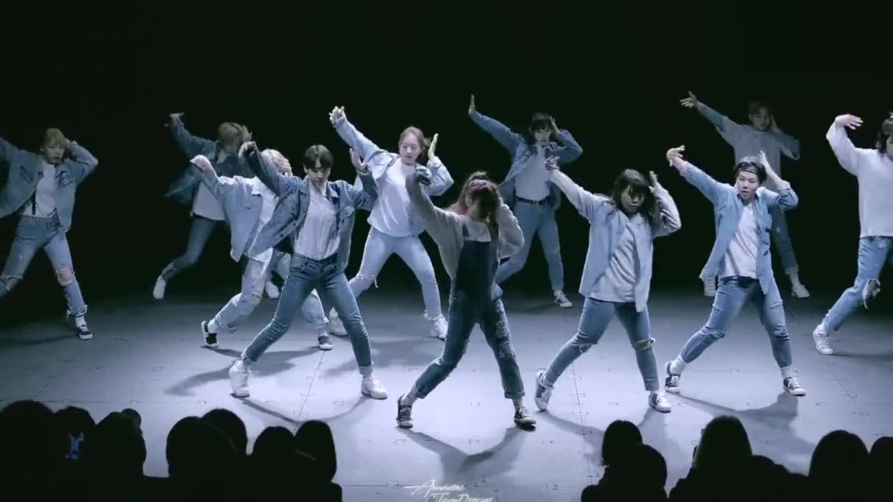 观众尖叫声不绝于耳,赛场变幻莫测 观众尖叫声不绝于耳,赛场变幻莫测